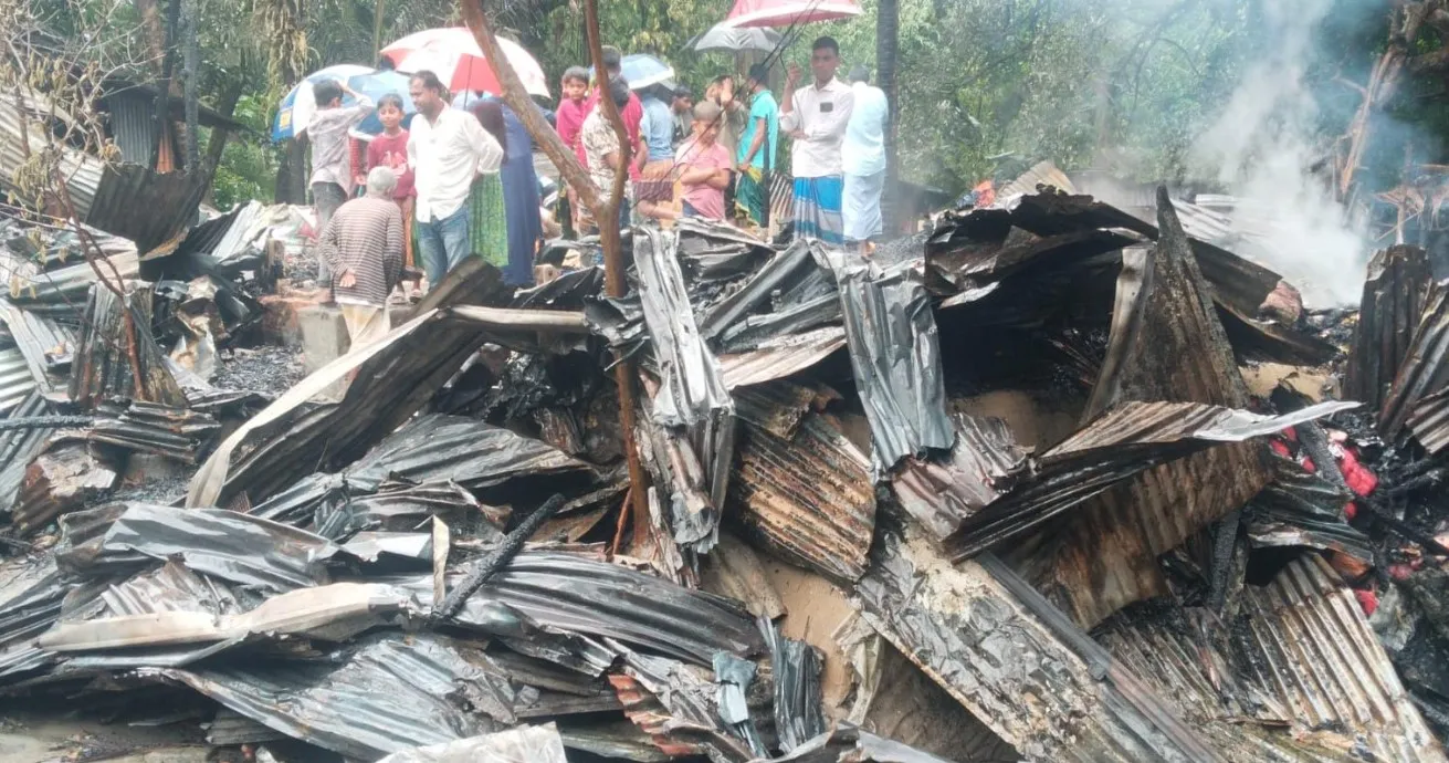 বাউফলে অগ্নিকান্ডে তিন বসতঘর পুড়ে ছাই ক্ষতি প্রায় ২০ লাখ টাকা